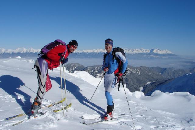 Dvaja skialpinisti.