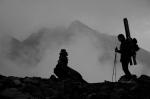 Skialpinistka v pokore a objeti hor